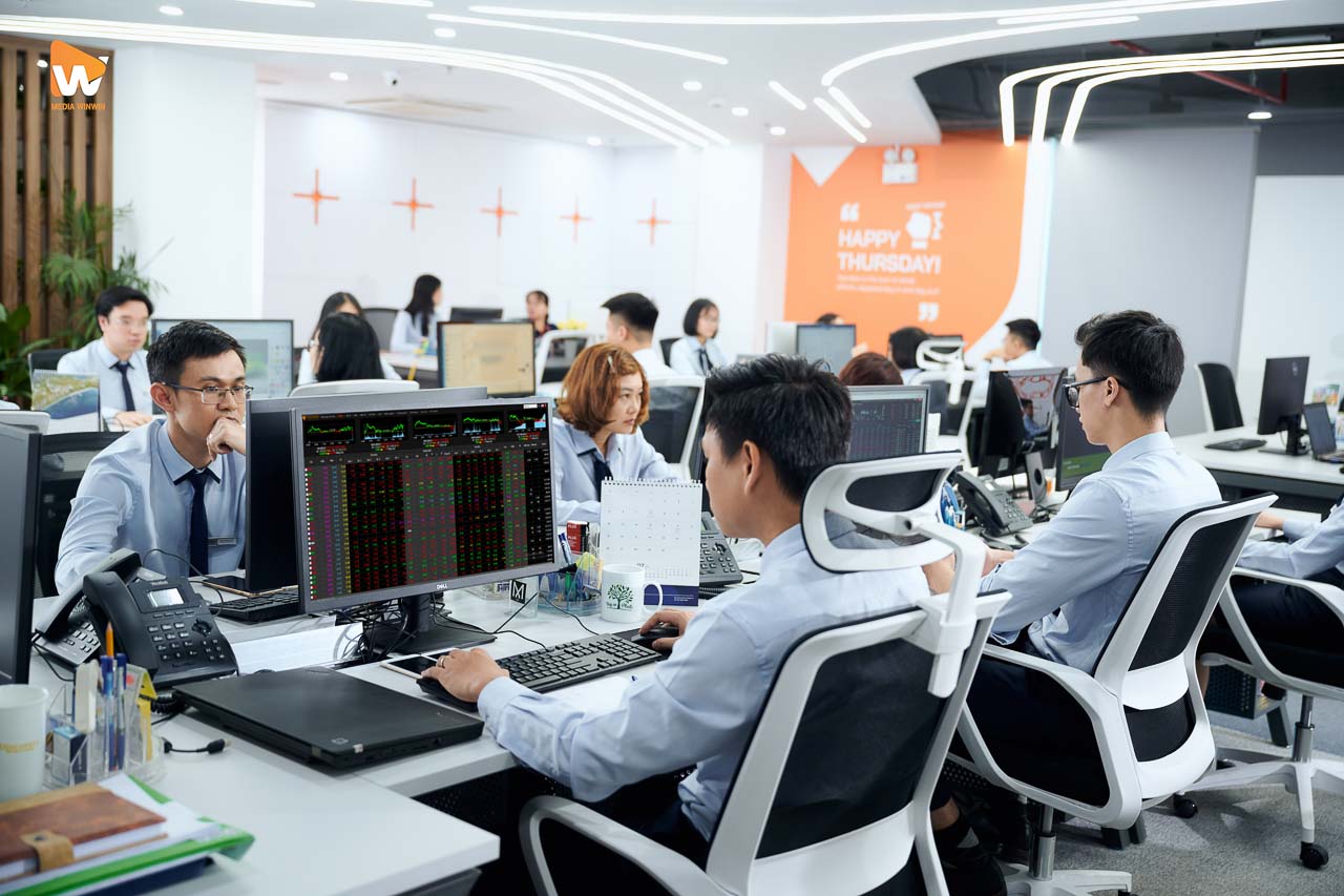 Khu làm việc của chuyên viên VFS Securities với nhiều màn hình theo dõi thị trường